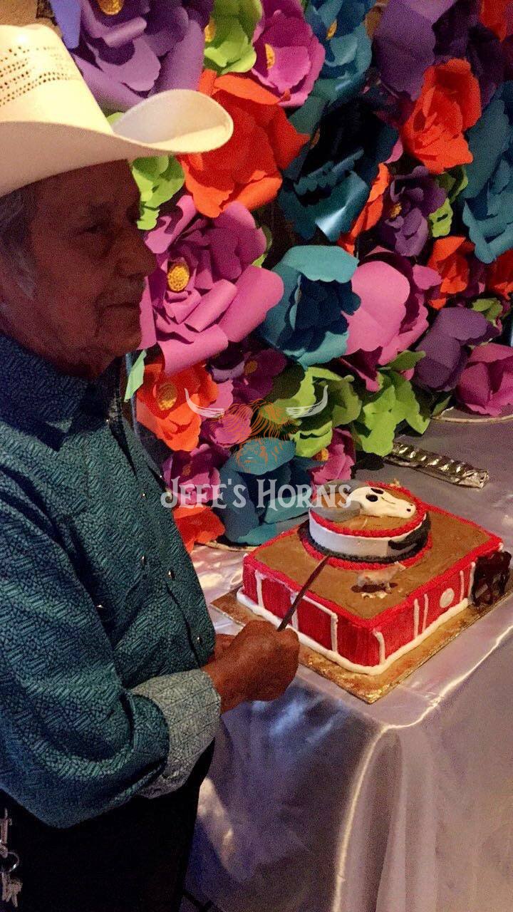 Jefe's Large w/Hoof “Doble c/Pesuña” Horns - Polished Mounted Bull Horns - Steer South West Art Decor